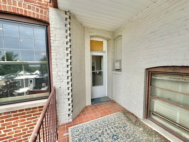 Building Photo - Historic Georgetown Sunny 2 Bedroom 1.5 Ba...