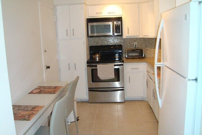 Building Photo - 500 Bayview Dr