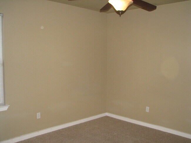 Building Photo - UT PRE-LEASE: North Campus 6 bed / 3 bath Remodel, High-End Kitchen Features SS Appliances, Wood ...