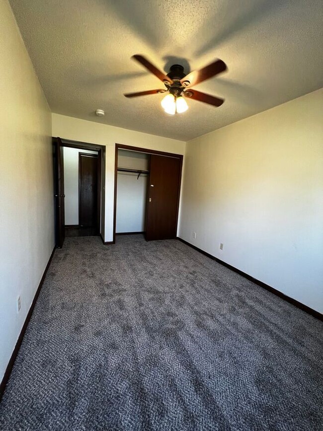 Building Photo - $1,025 | 2 Bedroom, 1 Bathroom Apartment |...