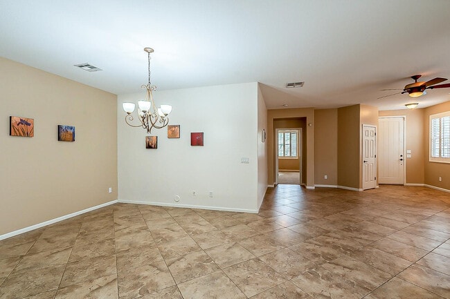 Building Photo - 15370 W Bloomfield Rd