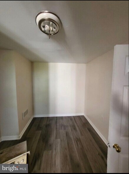 Building Photo - 5855 Windsor Ave