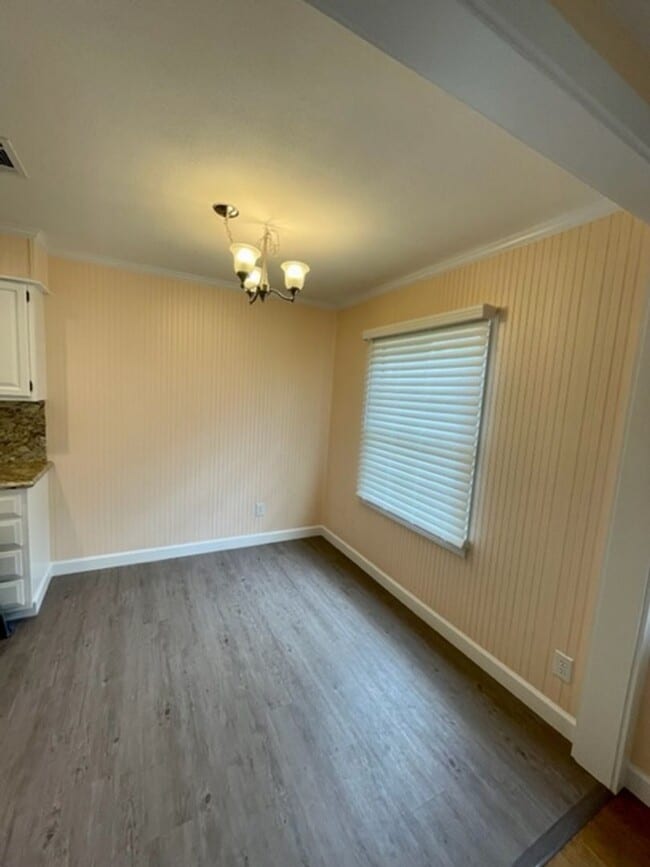 Building Photo - Cute beach bungalow in Biloxi, MS!