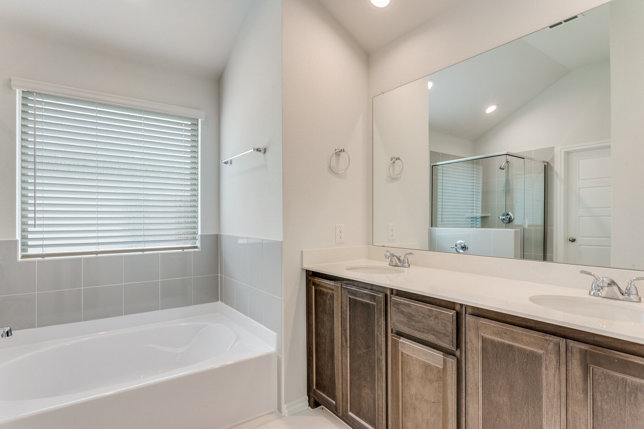 Building Photo - 2629 Streamside Dr