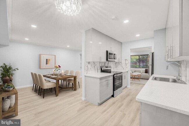 Building Photo - 16 E Bluebell Ln