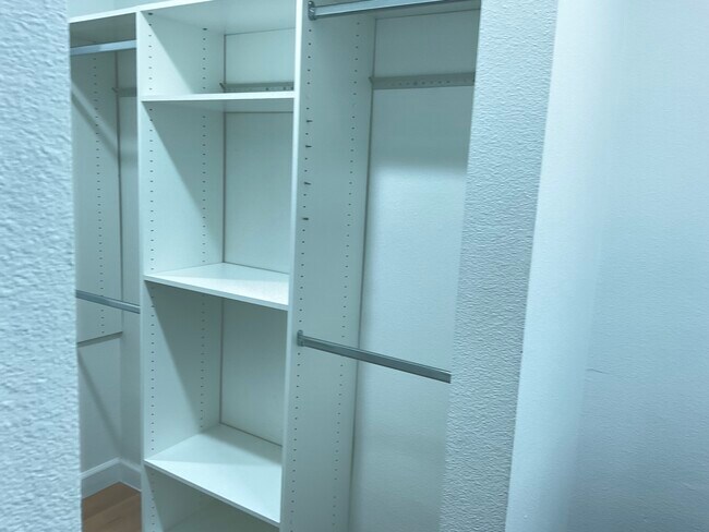 Building Photo - 1227 E 7th St