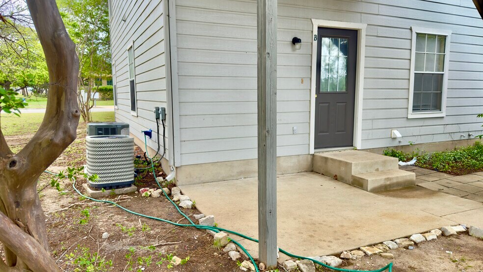 Building Photo - 3001 Whisper Oaks Ln