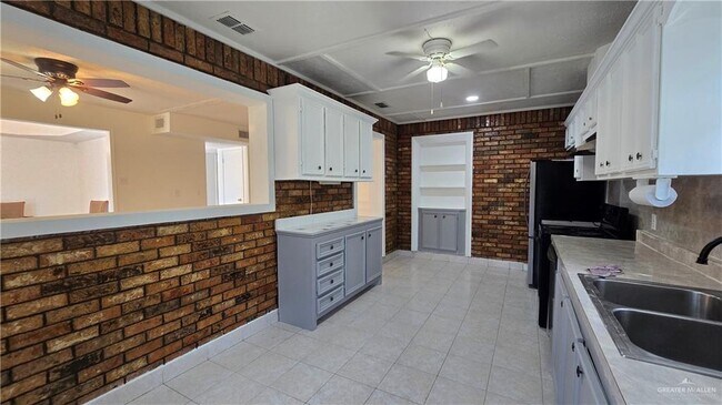 Building Photo - 809 E Azalea Ave