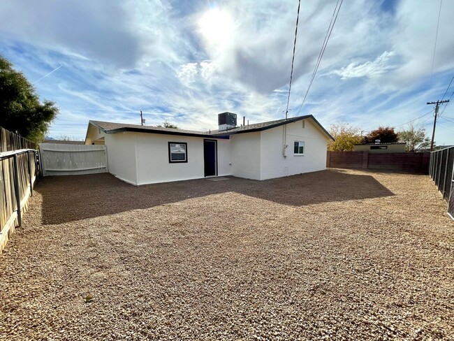 Building Photo - Beautifully Remodeled Large 3 Bedroom 2 Ba...