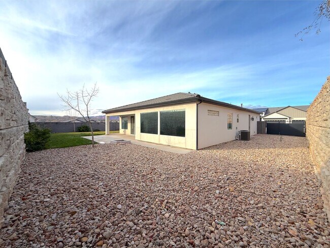 Building Photo - 60 N 60 E