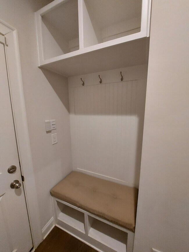 Building Photo - Large 3 Bedroom Luxury Townhome on Silver ...