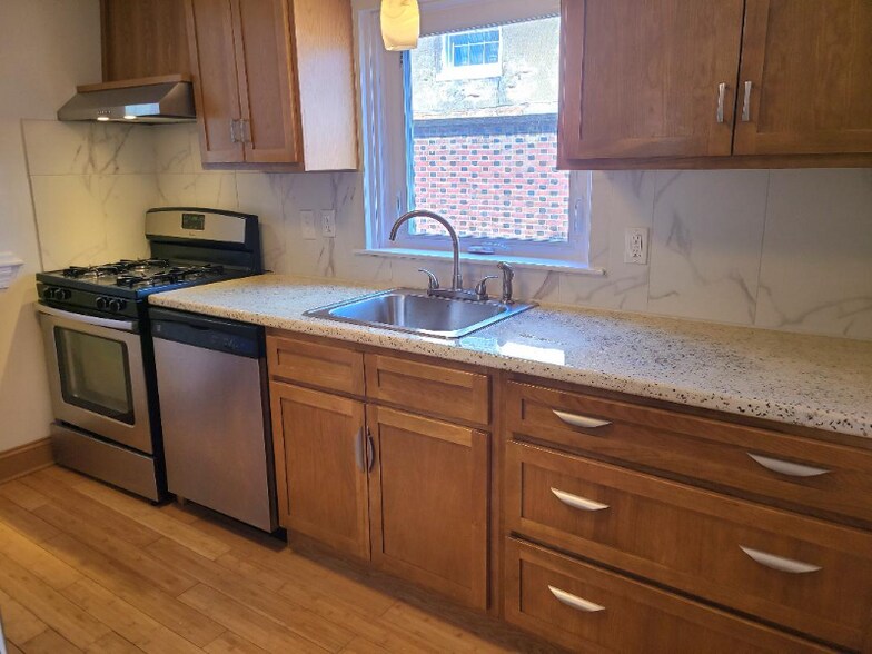 Building Photo - 550 E Washington Ln