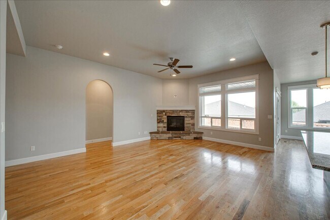 Building Photo - Beautiful Home in Desired Hazelwood Subdiv...