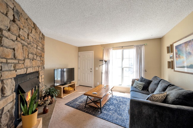 Building Photo - Charming 2 beds 2.5 baths in Aurora with a move-in special of 50% off first month's rent!!