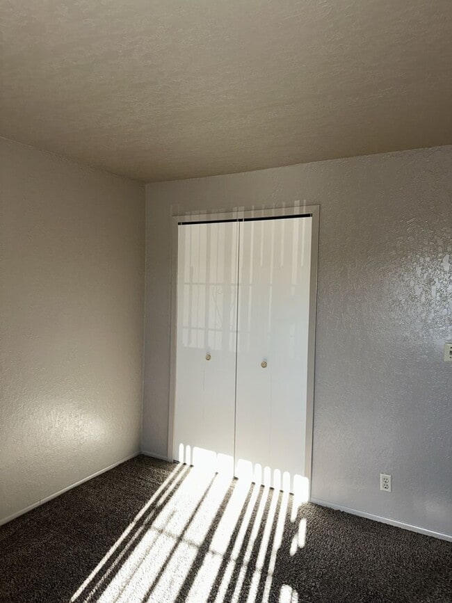 Building Photo - Unfurnished Full Time Home