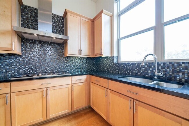 Building Photo - 194 Harvard St