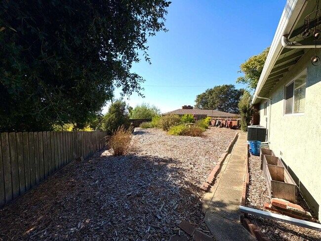 Building Photo - Peaceful Charmer Single-Story Retreat in Vallejo
