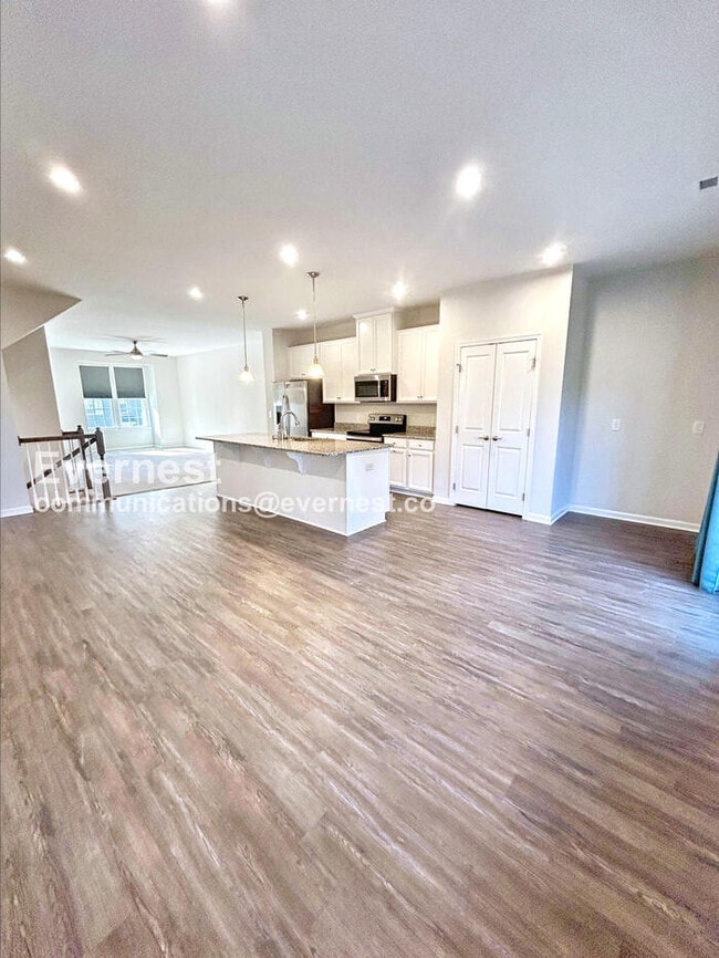 Building Photo - 4 Bed/3.5 Bath Townhome with Garage / Pet-...