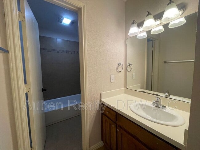 Building Photo - 5516 Lewis Ct