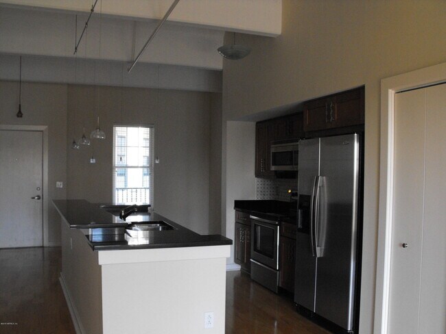 Building Photo - 1661 Riverside Ave