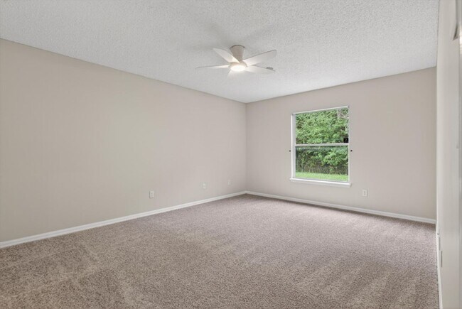 Building Photo - Middleburg Home with Office Space