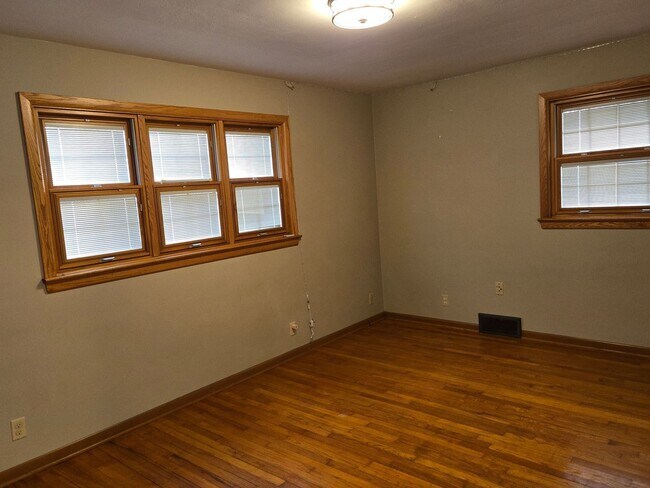 Building Photo - 132 Corll St