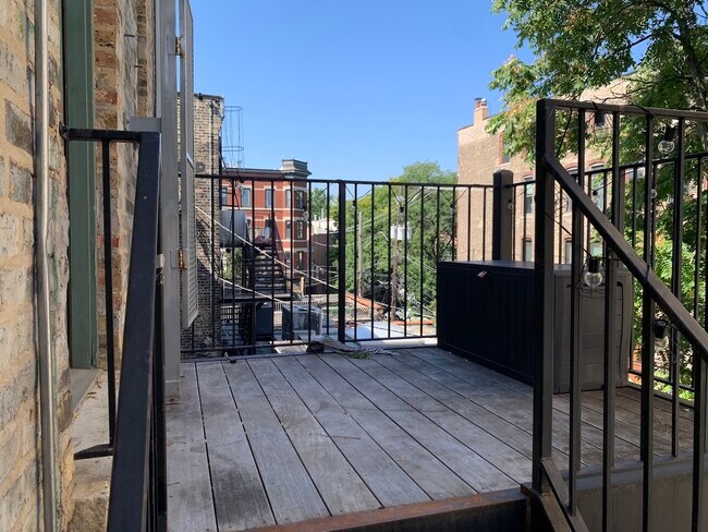 Building Photo - 948 W Armitage Ave
