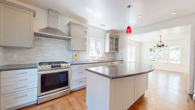 Building Photo - Stunning 4 Bedroom Home In Sought After Pi...
