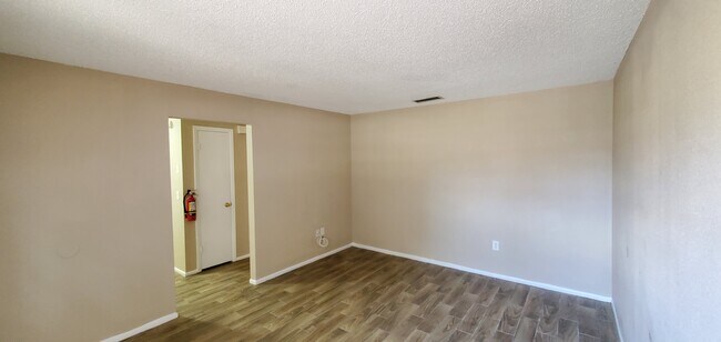 Building Photo - 1104 Mercury Dr W