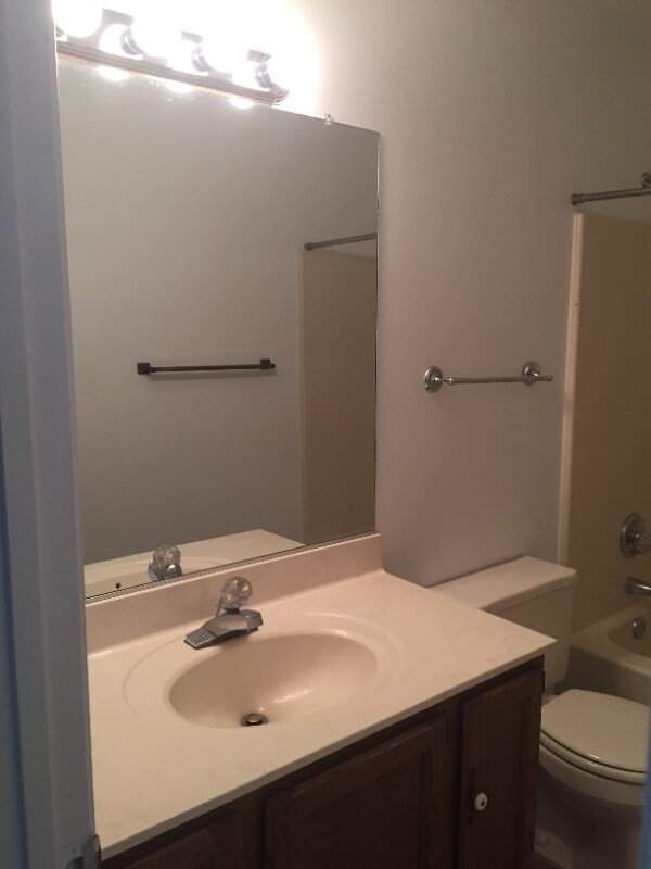 Building Photo - 728 Kennesaw Ct