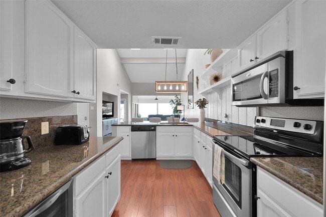 Building Photo - 39 Lakeview Village