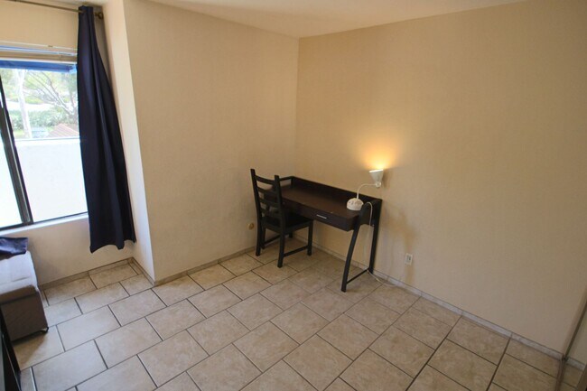 Building Photo - Best Priced 2 Bedroom Condo in the Heart of UTC