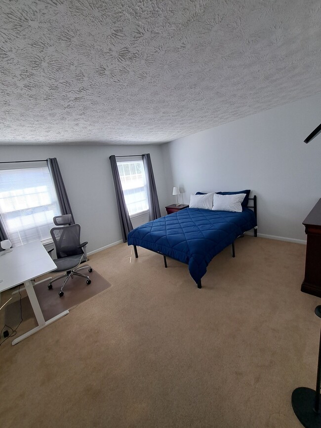 Building Photo - 2805 Schubert Dr