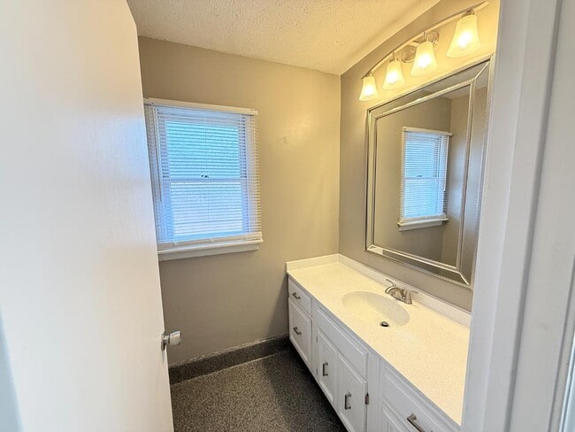 Building Photo - 1325 Longfellow Dr