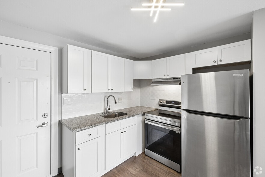 2BR, 1BA - 900SF - Kitchen - Main Place Apartments
