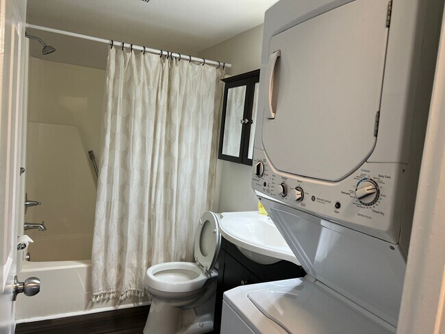 Building Photo - One-bedroom, One-bath Condo with Loft in S...