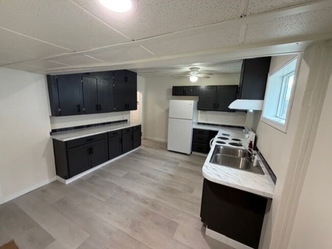 Building Photo - Stylish & Updated 2-Bedroom Home