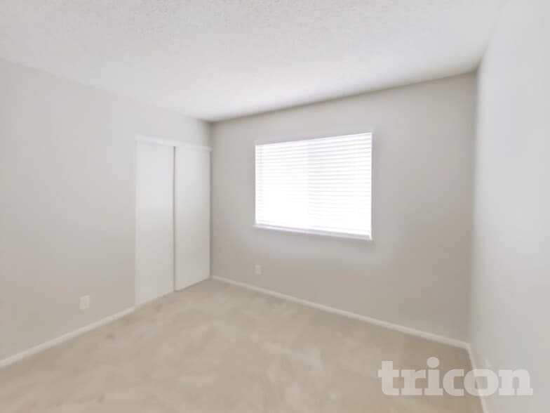 Building Photo - 1833 Ridgefield Dr