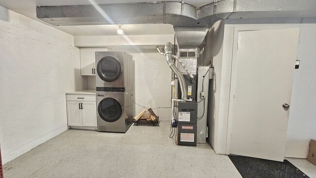 Building Photo - Modern Bellevue Townhome | Chef’s Kitchen, Dual Fireplaces & Private Patio