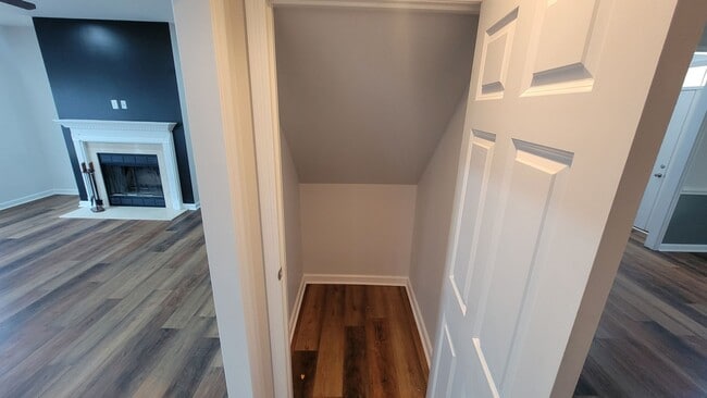 Building Photo - The 5 Bedroom You've Been Looking For!!