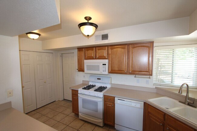 Building Photo - 3-Bedroom Condo in Ponderosa Trails | Backyard + Washer & Dryer