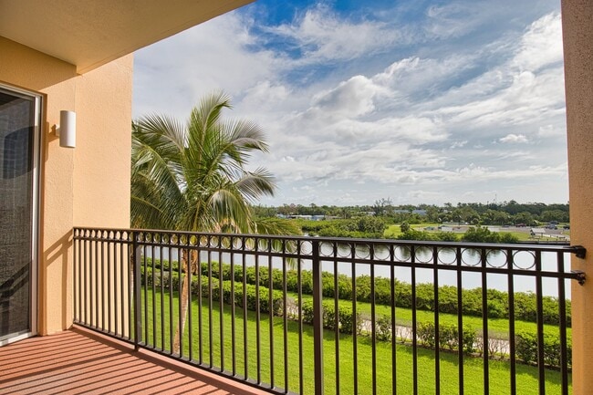 Building Photo - Annual Unfurnished 2 Bedroom 2 Bathroom with a Flex Room in The Waterfront on Venice Island!