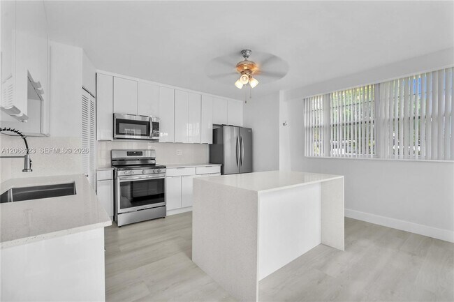 Building Photo - 2555 Nassau Ln