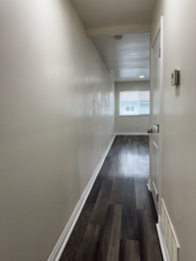 Building Photo - Upstairs Charming 2- bedroom condo