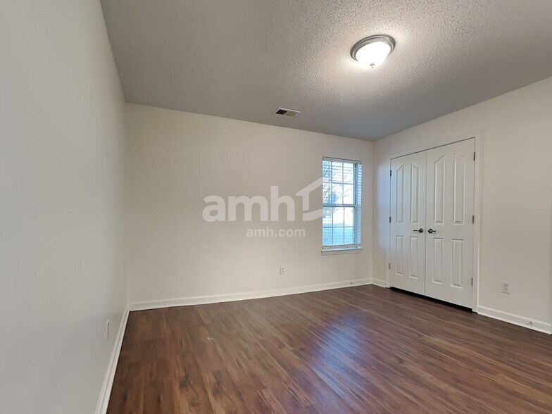 Building Photo - 8014 New Castle Cv