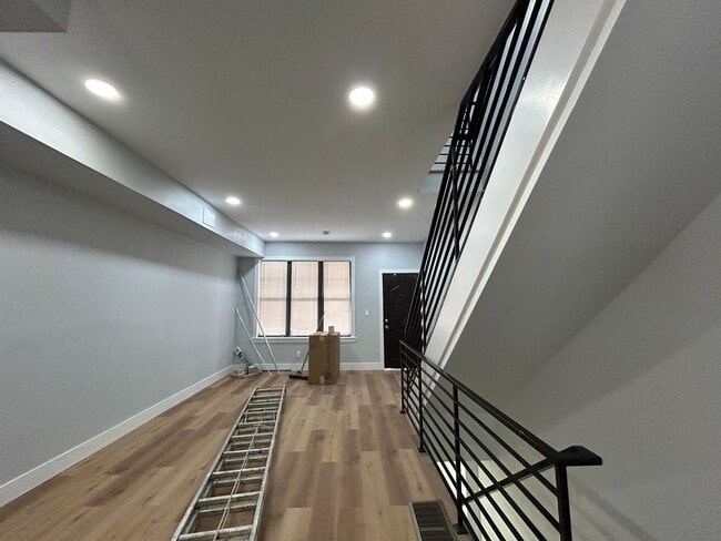 Building Photo - 3 bedroom 1.5 bath house with backyard ava...