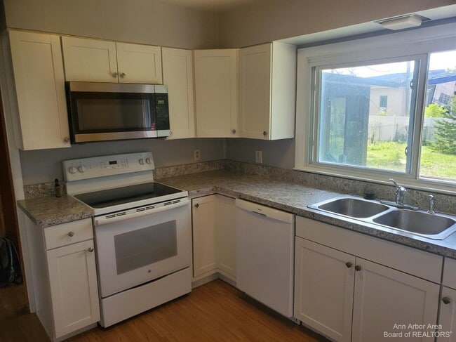 Building Photo - 2554 Crystal Dr