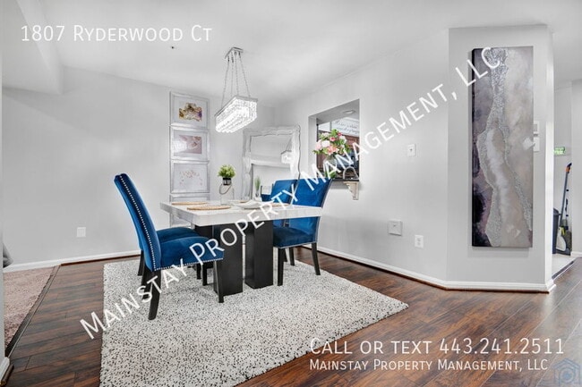 Building Photo - 3 Bedroom Townhome Optionally Furnished!