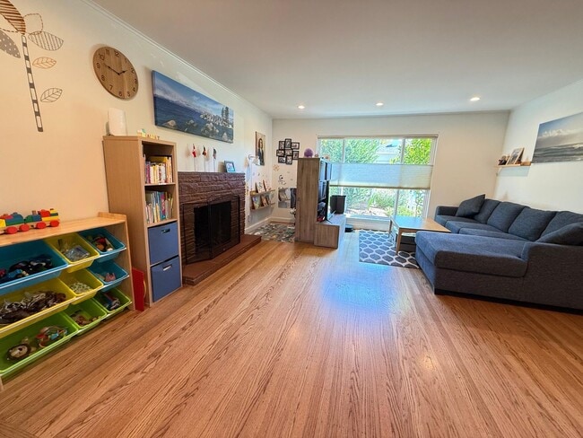 Building Photo - Spacious 5BD/2BA Home in San Carlos with S...