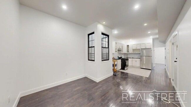 Primary Photo - Newly Renovated Spacious 4 Bed 2 Bath in B...